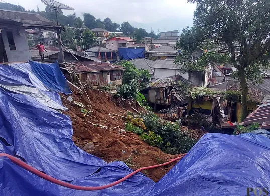 Kondisi permukiman warga di Desa Megamendung, Kabupaten Bogor, Minggu, 6 Juli 2025, pascalongsor yang terjadi usai hujan deras mengguyur kemarin. (Sumber: POSKOTA | Foto: Sekar Putri Andini)