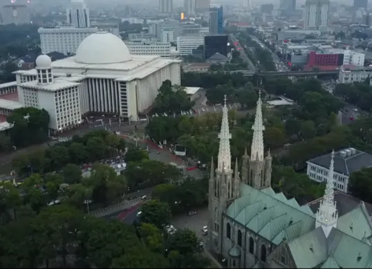 Masjid Istiqlal yang berhadapan dengan Gereja Katedral, inilah potret keindahan keberagaman Indonesia yang patut dilestarikan. (Sumber: YouTube/KakAndre Channel)