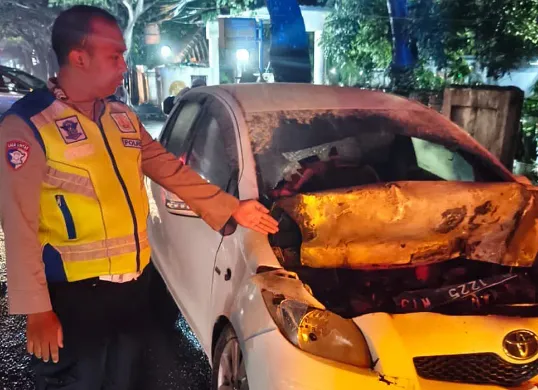 Kondisi mobil Toyota Yaris berwarna putih yang terlibat dalam insiden kecelakaan di Jalan Ir H Juanda, Ciputat Timur, Tangsel, pada Minggu, 6 Juli 2025 dini hari. (Sumber: Dok Polsek Ciputat Timur)