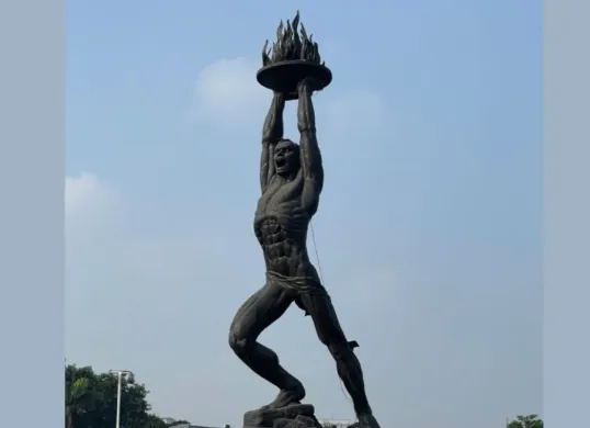 Patung pemuda membangun (Sumber: Pinterest/Fascha Aryasa)