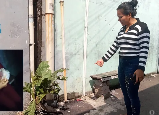 Siti Nurlaela, 30 tahun, menunjukkan lokasi penemuan bayi laki-laki di depan rumahnya di Gang Apel, Kelurahan Duren Jaya, Kota Bekasi, Minggu 6 Juli 2025. (Sumber: POSKOTA | Foto: Nurpini Aulia Rapika)