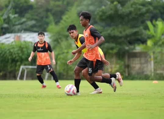 Potret pemain Persija saat dalam sesi latihan untuk persiapan kompetisi Liga 1 2025-2026. (Sumber: Persija)