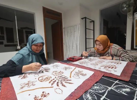 Proses kreatif membatik oleh penyintas kanker dan difabel di Rumah Batik Palbatu. Dengan sentuhan inklusif, Rumah Batik Palbatu tumbuh sebagai ruang aman, kreatif, dan produktif bagi komunitas rentan. (Sumber: Dok. PLN UID Jakarta Raya)