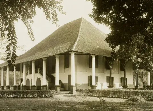Potret Landhuis Lebak Sirih atau dikenal dengan Rumah Besar Cililitan pada tahun 1930 yang berlokasi di Kramatjati, Jakarta Timur. (Sumber: Sejarah Jakarta)