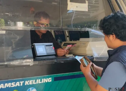 Warga mengurus pajak kendaraan di Samsat Depok yang dibuka pada akhir pekan, Minggu, 6 Juli 2025. (Sumber: Poskota/Angga Pahlevi)