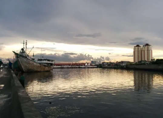 Pemandangan pelabuhan Sunda Kelapa dengan latar belakang perahu dan bangunan tradisional, Jakarta (Sumber: PICRYL)