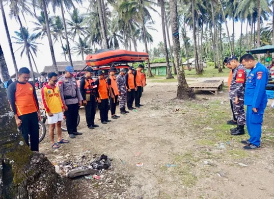 Tim SAR Gabungan saat melakukan persiapan pencarian korban terseret ombak di Pantai Karang Seke, Binuangen, Lebak. (Sumber: Balawista Lebak)