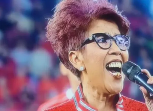 Rita Butar Butar dihujat netizen usai salah menyanyikan lagu Indonesia Raya (Sumber: Instagram Rita Butar Butar)