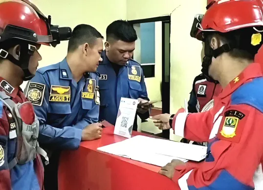 Sejumlah petugas Damkar di Kabupaten Bekasi tengah memeriksa ulang modus DC pinjol berkedok laporan penemuan ular di kawasan Desa Burangkeng, Kecamatan Setu, Kabupaten Bekasi, Senin, 7 Juli 2025. (Sumber: Istimewa)