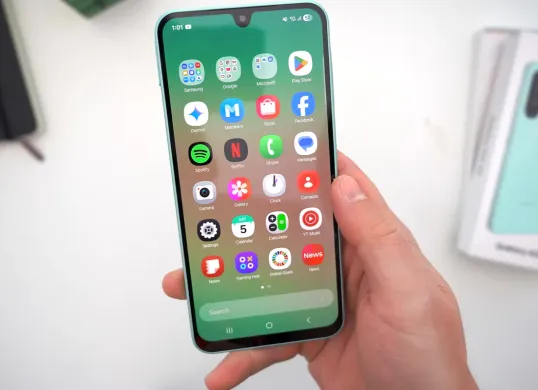 Rekomendasi HP Samsung dengan RAM 8 GB terbaik di tahun 2025. (Sumber: YouTube/TechDaily)
