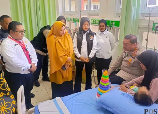 Kapolres Purwakarta AKBP Lilik Ardiansyah menjenguk balita korban penyiksaan keji ayah kandungnya yang dirawat di RSUD Bayu Asih. (Sumber: POSKOTA | Foto: Dadan Sukmana)
