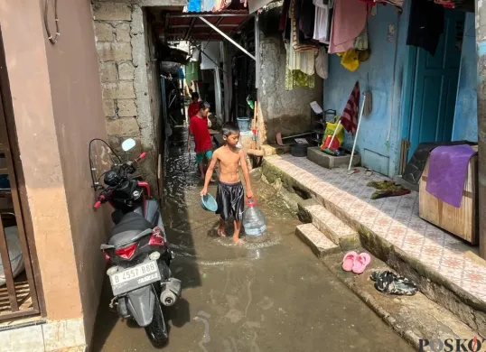 Warga RW 05 Kelurahan Kedoya Selatan, Kebon Jeruk, Jakarta Barat, bersih-bersih rumah pasca dilanda banjir, Senin, 7 Juli 2025. (Sumber: Poskota/Pandi Ramedhan)