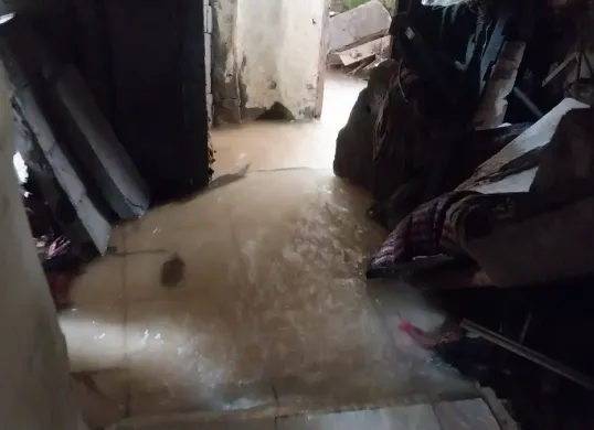 Kondisi salah satu rumah warga di Kampung Rawa Sedek, Megamendung, Kabupaten Bogor, yang masih tergenang air dan lumpur usai banjir akibat longsor pada Sabtu, 5 Juli 2025. (Sumber: Istimewa)