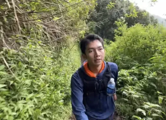 Zulqa Mahendra, “Manusia Kaki Robot” yang Mendobrak Batas Pendakian Gunung Indonesia (Sumber: Youtube/ZulqaMahendra)
