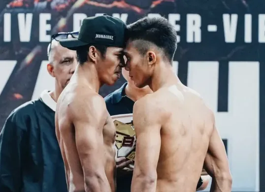 Kkajhe dan Aziz Calim berpose saat sesi Weigh-In Byon Combat Vol. 5. (Sumber: Instagram/@byoncombat)