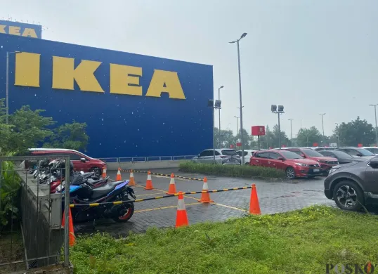 Parkiran IKEA Alam Sutera, Kota Tangerang, sempat dialihkan ke lahan samping gedung, Senin, 7 Juli 2025. (Sumber: Poskota/Primayanti Juli Kumala Manalu)