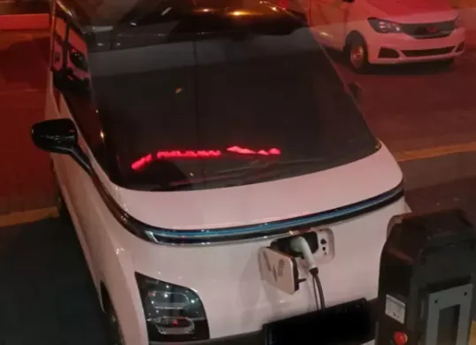 Kebakaran Wuling Air EV di Bandung bukan karena baterai, ini hasil investigasi resmi. Pabrikan fokus selidiki area kap depan sebagai sumber api pertama yang terlihat. (Sumber: X/@SilangitEdward)