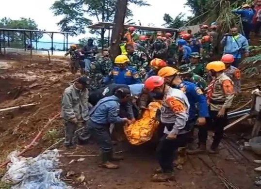 Tim SAR gabungan mengevakuasi jenazah korban longsor di kawasan Puncak, Cisarua, Kabupaten Bogor, Minggu, 6 Juli 2025. (Sumber: BPBD Kabupaten Bogor)