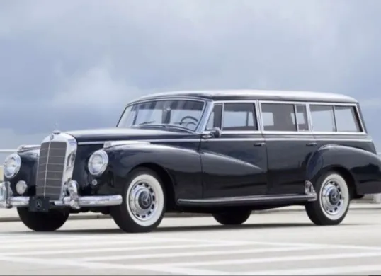 Mercedes-Benz 300C (Sumber: Pinterest)