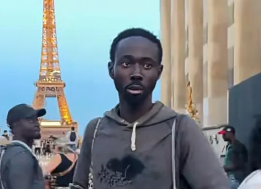 Seorang penjual souvenir Menara Eiffel di Paris bernama Muktar fasih berbahasa Indonesia. (Sumber: TikTok/@rifani665)