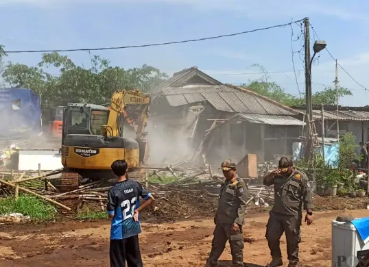 Bangunan di atas lahan yang disengketakan oleh pihak yang mengaku ahli waris dibongkar oleh petugas dari Satpol PP dibantu instansi terkait. (Sumber: POSKOTA | Foto: Angga Pahlevi)