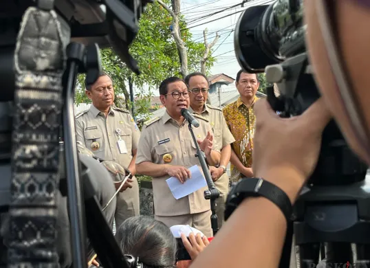 Gubernur Jakarta Pramono Anung saat menyampaikan pernyataan terkait banjir kepada awak media di Kali Irigasi Bekasi Tengah, Cakung, Jakarta Timur, pada Senin, 7 Juli 2025. (Sumber: Poskota/M. Tegar Jihad)