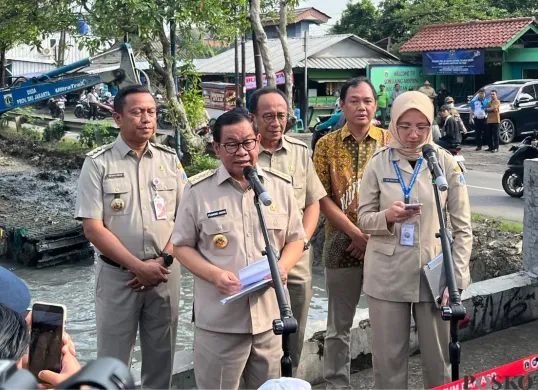 Gubernur Jakarta, Pramono Anung saat meninjau Kalo Irigasi Bekasi Tengah, Cakung, Jakarta Timur, Senin, 7 Juli 2025. (Sumber: Poskota/M. Tegar Jihad)