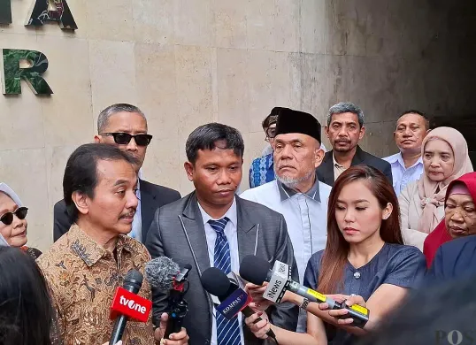 Pakar telematika Roy Suryo dan Rismon Hasiholan Sianipar, terlapor kasus tudingan ijazah palsu Jokowi diperiksa di Polda Metro Jaya, Senin 7 Juli 2025. (Sumber: POSKOTA | Foto: Pandi Ramedhan)