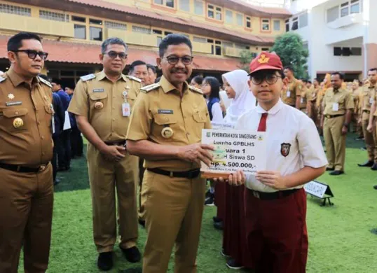 Pemerintah Kota Tangerang Lepas 15 Siswa Menuju Program Sekolah Rakyat di Plaza Puspemkot Tangerang pada Senin, 7 Juli 2025. (Sumber: Humas Pemkot Tangerang)