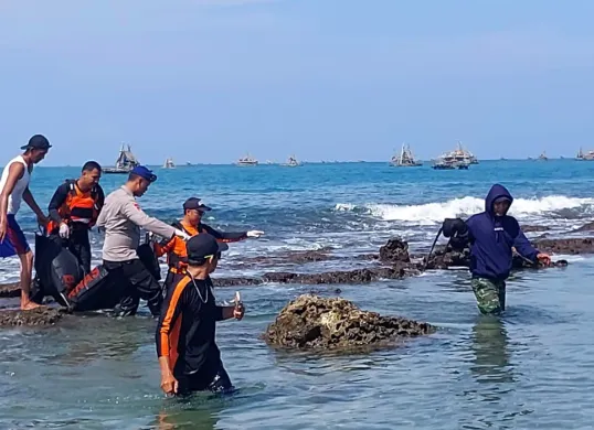 Tim SAR gabungan saat mengevakuasi korban terseret ombak di Pantai Karang Seke, Binuangeun, Lebak. (Sumber: Dok Balawista Lebak)