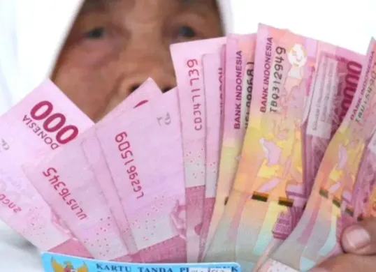 Pemerintah menyalurkan saldo dana bansos senilai Rp400.000 kepada penerima manfaat. (Sumber: X/@sundaholic)