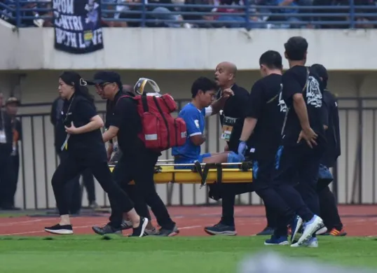 Petaka Piala Presiden 2025, Ahmad Jufriyanto alami cedera patah tulang rusuk usai berbenturan dengan pemain Port FC, Brayan Vargas. (Sumber: persib.co.id)