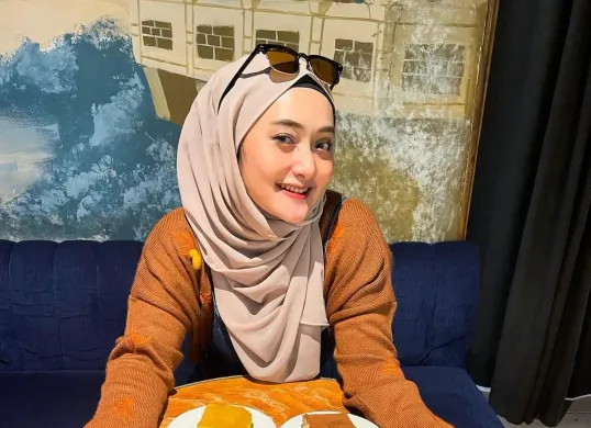 Selebgram Bandung, Winda Herlina yang viral karena kritik parkir ilegal hingga disorot Gubernur Jawa Barat, Dedi Mulyadi. (Sumber: Instagram/@windaherlinaaa)