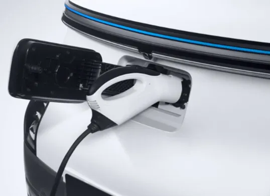 Wuling Air EV gunakan baterai IP67 tahan banjir dan 16 uji ekstrem. Simak keunggulan teknologi LFP dan garansi panjang. (Sumber: wuling.id)