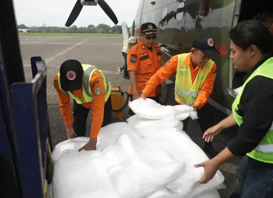 Kegiatan Operasi Modifikasi Cuaca (OMC) oleh Badan Penanggulangan Bencana Daerah (BPBD) Jakarta. (Sumber: Kominfotik BPBD Jakarta)