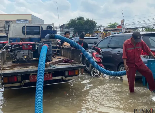 Banjir di Perumahan Pondok Maharta, Kelurahan Pondok Kacang Timur, Kecamatan Pondok Aren, Kota Tangerang Selatan (Tangsel), Selasa, 8 Juli 2025. (Sumber: Poskota/Primayanti Juli Kumala Manalu)