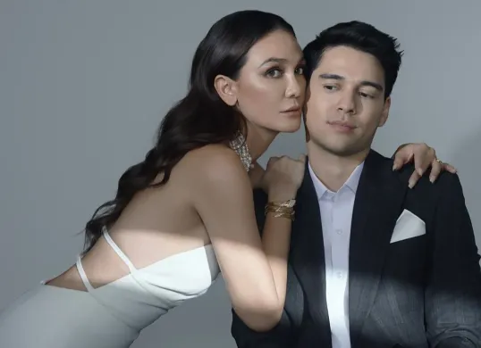 Intip Koleksi Gelang Mewah Merk Bvlgari Luna Maya Seharga 2 Rumah, Netizen Syok (Sumber: Instagram/lunamaya)