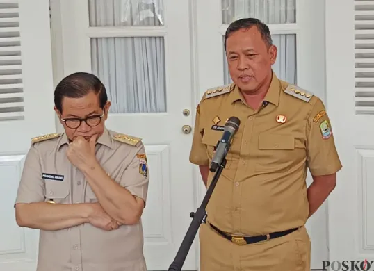 Wali Kota Bekasi, Tri Adhianto saat menyampaikan pernyataan kepada awak media didampingi Gubernur Jakarta, Pramono Anung di Balai Kota Jakarta, Selasa, 8 Juli 2025. (Sumber: Poskota/M. Tegar Jihad)