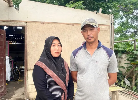 Nasrulloh dan Dahromi, pasangan suami istri yang tempat tinggalnya akan dibongkar di Kampung Pulo Timaha, Kecamatan Babelan, Kabupaten Bekasi. (Sumber: Istimewa)