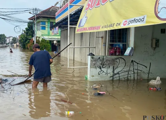 Situasi banjir di Perum Pondok Maharta, Kelurahan Pondok Kacang Timur, Kecamatan Pondok Aren, Kota Tangerang Selatan (Tangsel), Selasa, 8 Juli 2025. (Sumber: Poskota/Primayanti Juli Kumala Manalu)