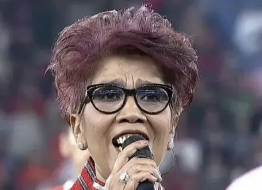 Rita Butar Butar saat menyanyikan Indonesia Raya pada pembukaan Piala Presiden 2025 di Stadion GBK, Jakarta, 6 Juli 2025. (Sumber: Tiktok/@angelsimanjuntak12)