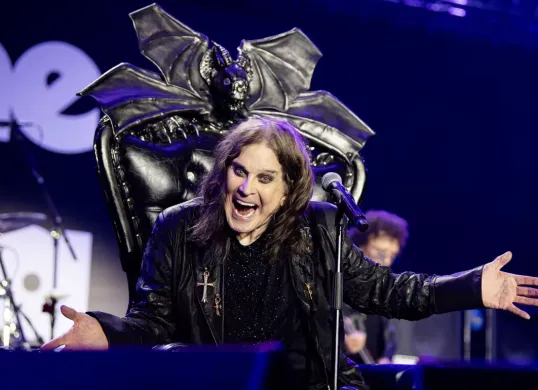 Ozzy Osbourne tampil penuh semangat dalam konser terakhirnya meski kondisi fisik menurun akibat Parkinson. (Sumber: Instagram/@ozzyosbourne)