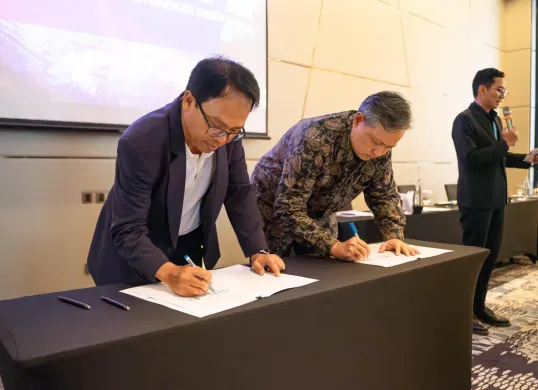 CEO NeutraDC Nxera Batam Indrama YM Purba (kiri), dengan Director, Chief Commercial and Business Development Officer PT Medco Power Femi Firsadi Sastrena (kanan), melakukan penandatanganan MoU, di Batam, kemarin. (Sumber: Dok. Telkom)