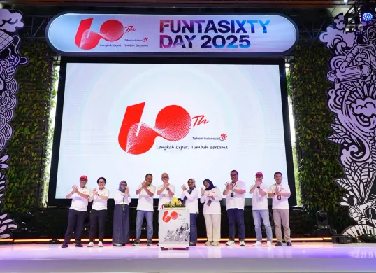 Dewan Komisaris Telkom, Jajaran Direksi Telkom, dan perwakilan karyawan Telkom saat acara syukuran Hari Ulang Tahun (HUT) ke-60 Telkom, Senin, 7 Juli 2025. (Sumber: Corporate Communication PT Telkom Indonesia (Persero) Tbk)