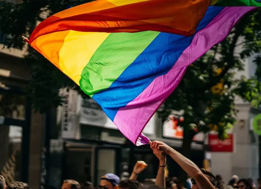 Ilustrasi bendera pelangi yang dijadikan simbol komunitas LGBT (Lesbian, Gay, Bisexual, dan Transgender). (Sumber: X/@acarbiawak)