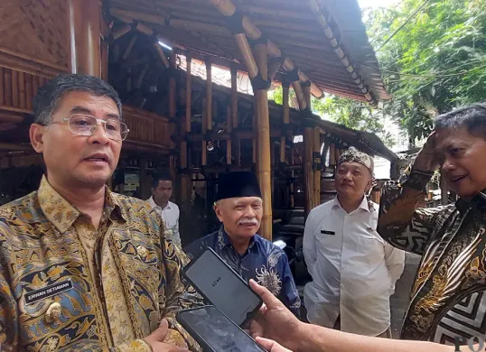 Wagub Jabar, Erwan Setiawan bersama Wamen Transmigrasi Indonesia, Viva Yoga Mauladi berkunjung ke Yayasan Bambu Indonesia di Sukahati, Cibinong, Kabupaten Bogor, Selasa, 8 Juli 2025. (Sumber: POSKOTA | Foto: Sekar Putri Andini)