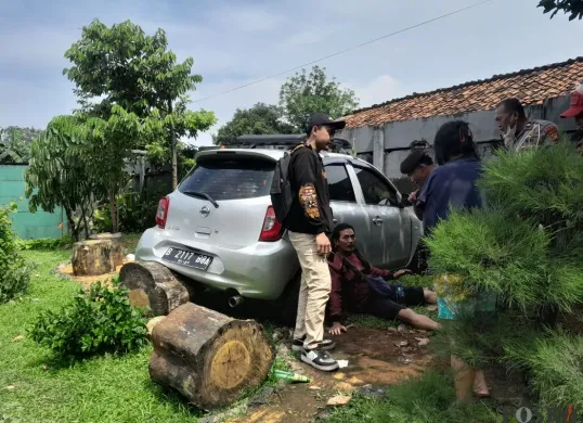 Mobil tabrak tembok perumahan sampai pohon nangka usai laka tunggal di kawasan Kembang Kerep, Kembangan, Jakarta Barat, Selasa, 8 Juli 2025. (Sumber: Poskota/Pandi Ramedhan)