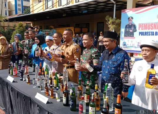 Barang bukti botol minuman keras dari beberapa warung kelontongan hingga kafe yang diperlihatkan di Mako Polresta Bogor, Selasa, 8 Juli 2025. (Sumber: Poskota/Sekar Putri Andini)