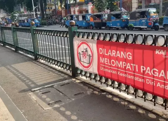 Imbauan bagi pengguna KRL agar tidak melompati pagar di Stasiun Cikini, Jakarta Pusat. (Sumber: Humas Daop 1 Jakarta)