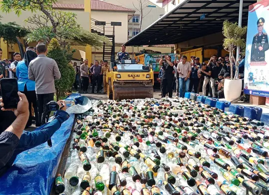 Polresta Bogor Kota bersama Forkopimda Kota Bogor memusnahkan 17 ribu botol miras hasil operasi tiga bulan terakhir di halaman Mako Polresta Bogor pada Selasa, 8 Juli 2025. (Sumber: POSKOTA | Foto: Sekar Putri Andini)